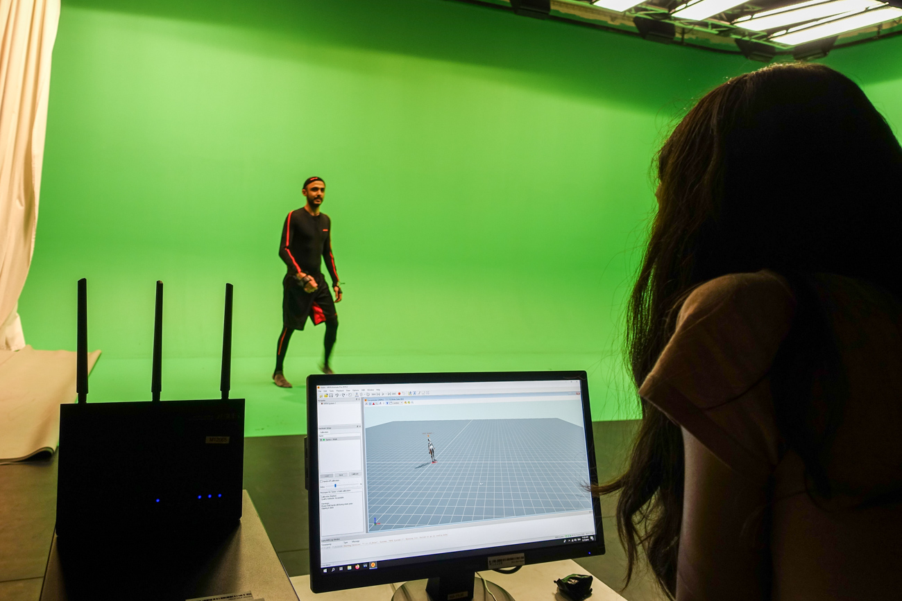 Studio mit Green Screen: Via Anzug werden Bewegungen direkt auf den Computer übertragen.